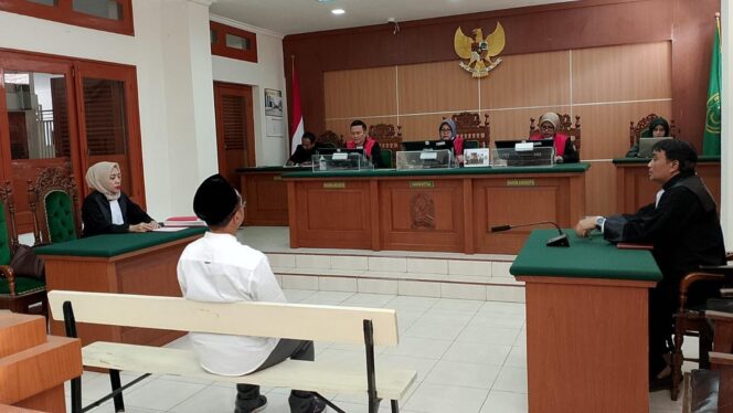 
					SENGKETA: Suasana sidang kasus dugaan pelanggaran hak cipta merek dagang bantal di PN Kota Pasuruan. (foto: Moh. Rois).