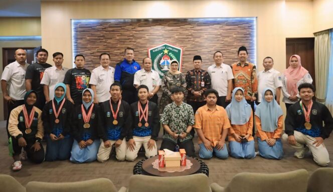 
					MEMBANGGAKAN: Para pelajar yang berprestasi di ajang olimpiade dan festival seni nasional foto bersama Pj. Bupati Lumajang. (foto: Asmadi)