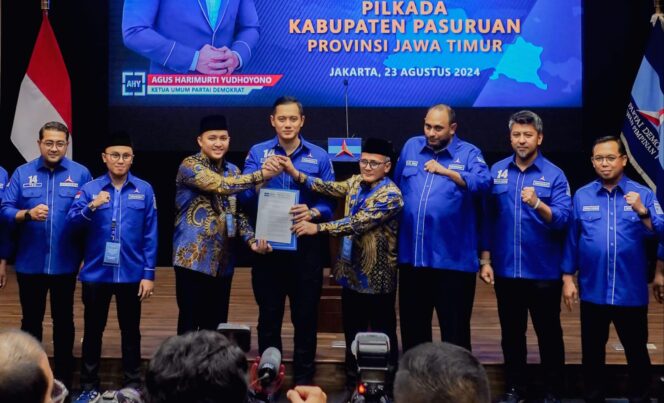 
					DIREKOM: Pasangan Rusdi-Shobih saat menerima surat rekomendasi dari Ketua Umum Partai Demokrat, Agus Harimurti Yudhoyono (AHY) di Jakarta, Jum'at (23/8/24) sore. (foto: Istimewa).