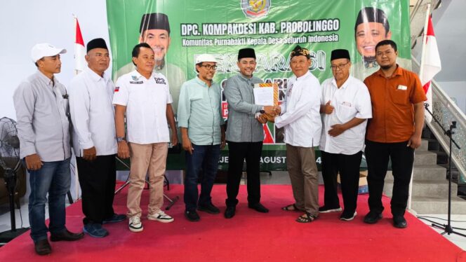 
					Gus Haris menerima surat deklarasi dukungan dari DPC Kompakdesi Kabupaten Probolinggo