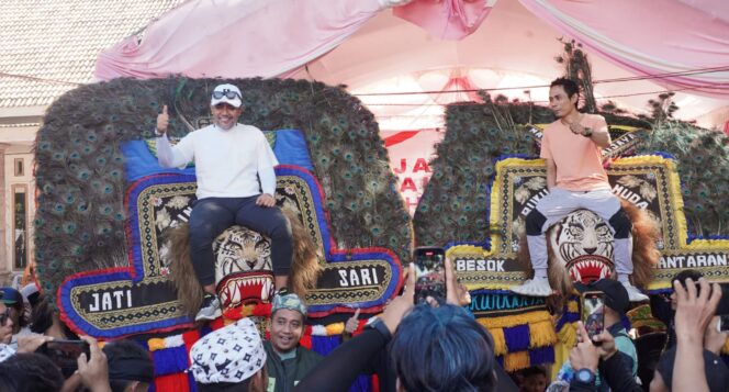 
					NAIK REOG: Gus Haris (berkaus putih) saat menunggangi reog dalam jalan sehat di Desa Besuk, Kecamatan Bantaran, Kabupaten Probolinggo. (foto: Sholeh Adnan)
