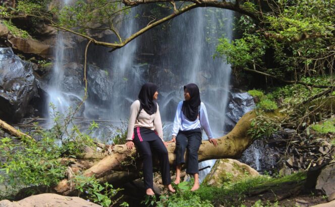 
					EKSOTIS: Sepasang wisatawan tengah menikmati eksotika alam Air Terjun Trap Sewu di Desa Bodang, Kecamatan Padang, Kabupaten Lumajang. (foto: Asmadi).

