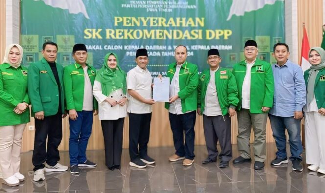 
					DIREKOM: Pasangan Bacabup - Bacawabup Lumajang, Thoriqul Haq - Lucita Izza Rafika, saat menerima surat rekomendasi dari Partai Persatuan Pembangunan (PPP). (foto: Asmadi).

