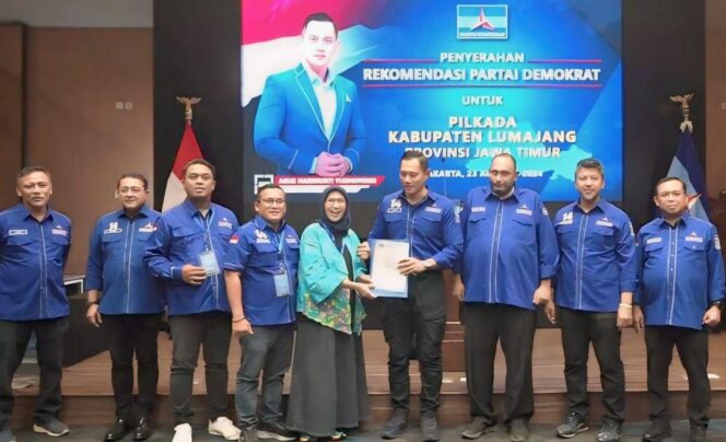 
					DIREKOM: Bacabup Lumajang, Indah Amperawati, saat menerima surat rekomendasi dari Ketua Umum Partai Demokrat, Agus Harimurti Yudhoyono. (foto: Asmadi).
