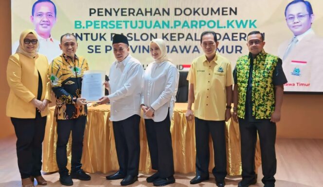 
					DIREKOM: Bakal pasangan calon, Gus Mujib-Wardah saat menerima surat B1 KWK dari DPP Partai Golkar di Surabaya, Senin (26/8/2024) malam. (foto: Moh. Rois)