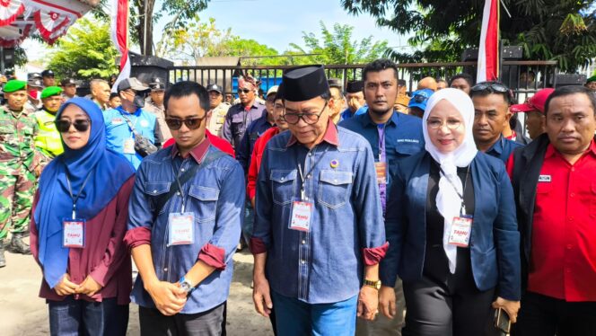 
					MENDAFTAR: Pasangan calon Zulmi-Rasit saat menuju kantor KPU Kabupaten Probolinggo, Selasa (27/8/24) siang. (foto: Ali Ya'lu).