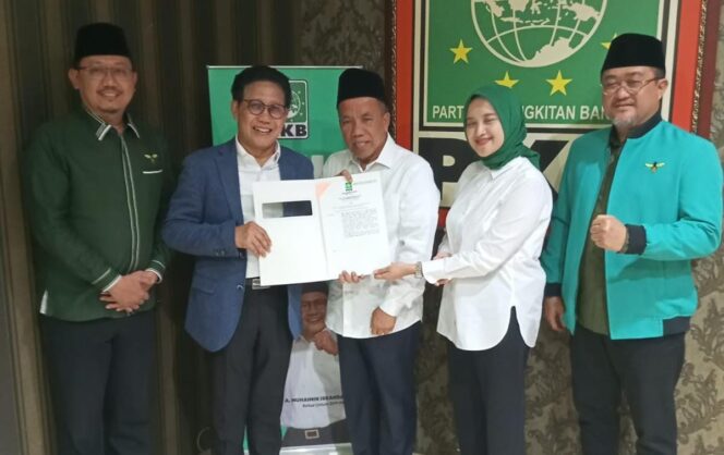 
					DIREKOM: Gus Mujib dan Ning Wardah saat menerima Rekomendasi B1-KWK dari PKB di Jakarta. (foto: Moh. Rois)
