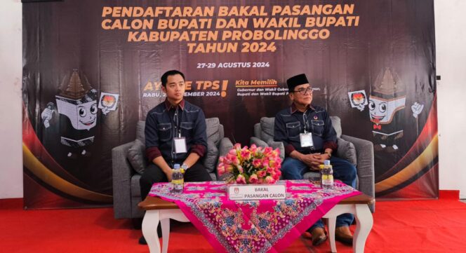 
					MENDAFTAR: Zulmi Noor Hasani dan Abdul Rasit saat menunggu proses verifikasi berkas pendaftaran di kantor KPU Kabupaten Probolinggo. (foto: Ali Ya'lu).