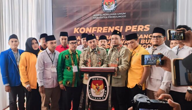 
					Gus Haris dan Ra Fahmi (tengah) saat menggelar konferensi pers pasca-mendaftar ke KPU.
