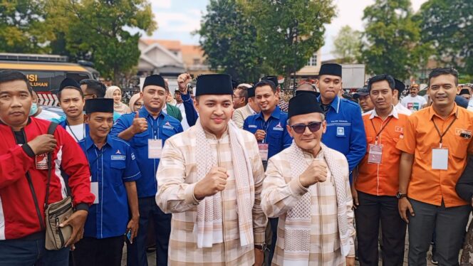 
					DAFTAR: Rusdi Sutedjo dan Shobih Asrori saat mendaftar di kantor KPU Kabupaten Pasuruan, Rabu (28/8/24) pagi. (foto: Moh. Rois)
