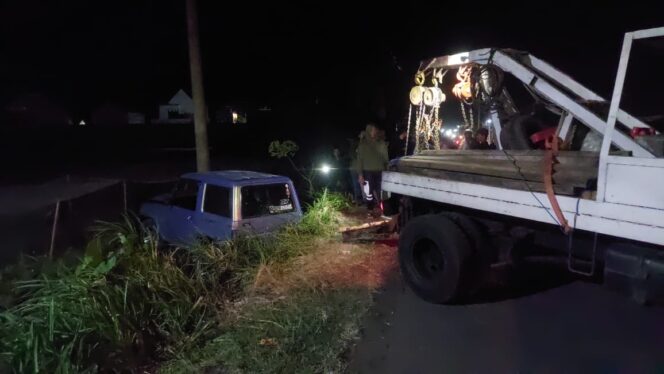 
					LAKA MAUT: Jip yang terlibat kecelakaan di jalan raya Desa Pabean, Kecamatan Dringu, Kabupaten Probolinggo, diangkat dari sungai. (foto: Hafiz Rozani)
