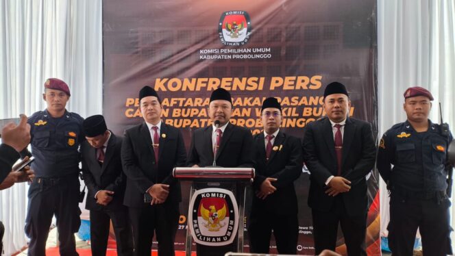 
					BERI PENJELASAN: Para Komisioner KPU Kabupaten Probolinggo saat menggelar konferensi pers, Rabu (28/8/2024) siang. (foto: Ali Ya'lu).