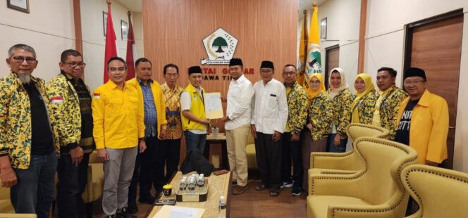 
					Pasangan calon Fernanda - Gus Zabut menerima rekomendasi dari DPD Partai Golkar Jatim (Foto: Istimewa)