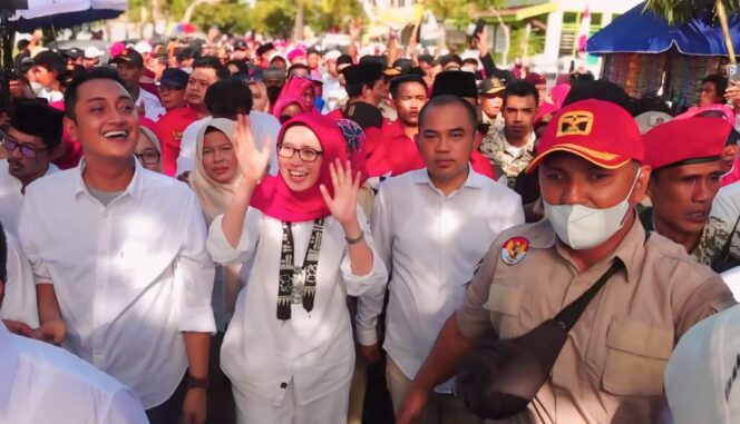 
					MERAKYAT: Pasangan Bakal Calon, Indah-Yudha, saat mendaftar ke KPU Lumajang dengan berjalan kaki. (foto: Asmadi).