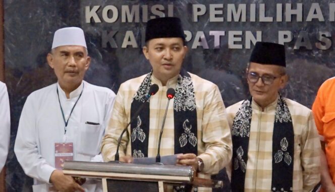 
					DAFTAR: Pasangan Bakal Calon Bupati - Wakil Bupati, Rusdi Sutejo - Shobih Asrori gelar konferensi pers usai pendaftaran. (foto: Moh. Rois)
