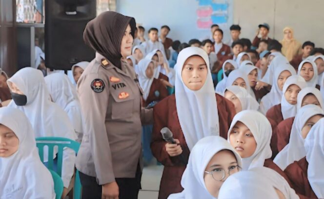 
					EDUKASI: Polwan anggota Polres Probolinggo saat memberikan edukasi moral di sekolah. (foto: Bag. Humas Polres Probolinggo).