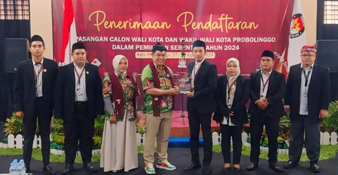 
					Bakal pasangan calon dr. Aminuddin dan Ina Dwi Lestari saat mendaftar di KPU.