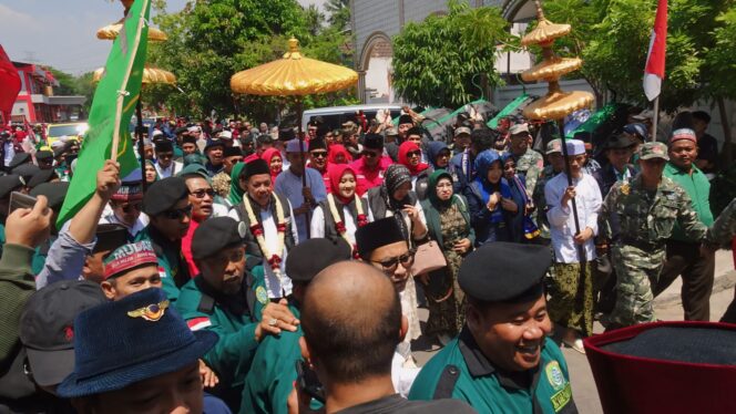 
					DAFTAR: Gus Mujib - Ning Wardah diantar ribuan pendukung saat mendaftar ke KPU Kabupaten Pasuruan. (foto: Moh. Rois).
