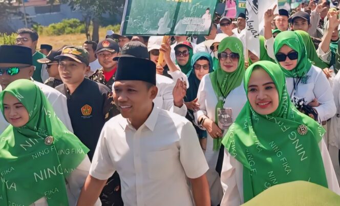 
					DAFTAR: Cak Thoriq - Fika saat menuju Kantor KPU Lumajang, Kamis (29/8/24) siang. (foto: Asmadi)
