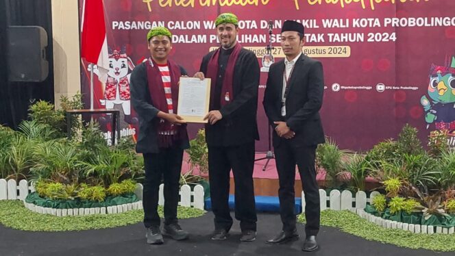 
					Bapaslon Habib Hadi Zainal Abidin dan Zainal Arifin saat mendaftar di KPU Kota Probolinggo.