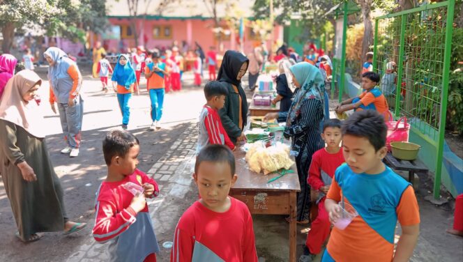 
					EDUKASI: Suasana bazar di SDN Karangtengah, Kecamatan Winongan, Kabupaten Pasuruan, dalam rangka edukasi jajanan tradisional. (foto: Moh. Rois)