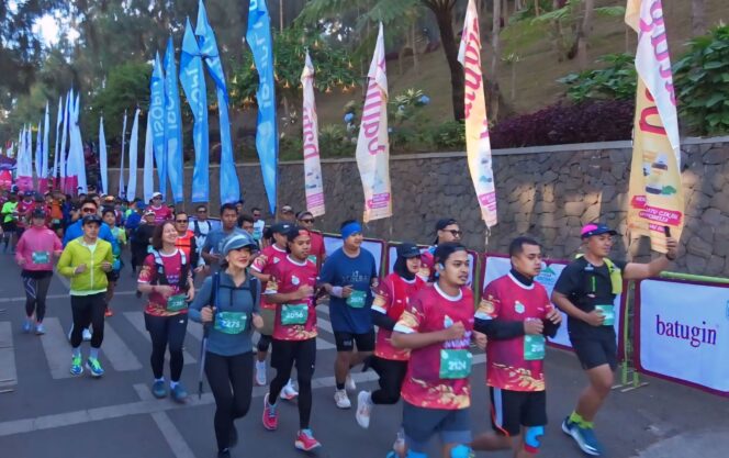 
					Peserta Bromo Marathon 2024 berlomba lari. 