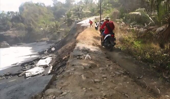 
					Akibat diterjang ombak dan abrasi air laut yang cukup besar, jalur penghubung Kecamatan Pasirian dan Kecamatan Tempursari di tepi pantai Kali Gede terputus.
