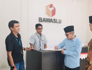 Rusdi-Shobih di Kantor Bawaslu Kabupaten Pasuruan.