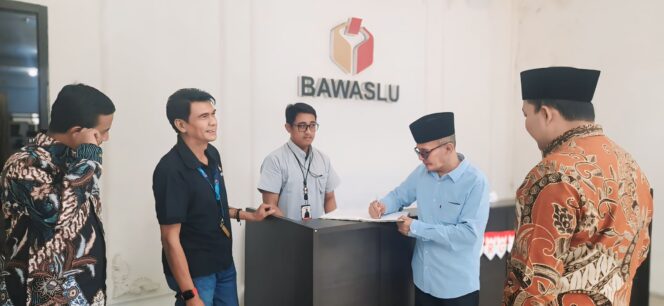 
					Rusdi-Shobih di Kantor Bawaslu Kabupaten Pasuruan.