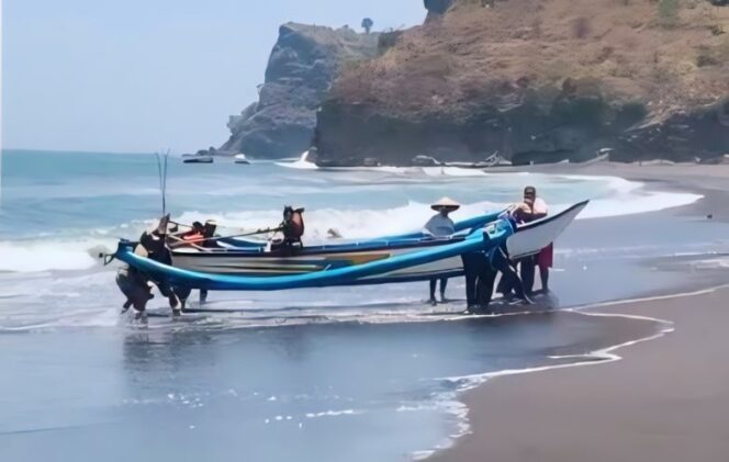 
					Akibat cuaca buruk dan gelombang tinggi yang terjadi di Pantai Dampar tidak bisa melaut.