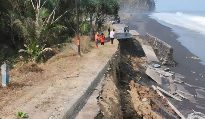 
					Terkena abrasi Pantai Rowopandan, jalan penghubung Kecamatan Pasirian -  Tempursari, Kabupaten Lumajang, amblas.
