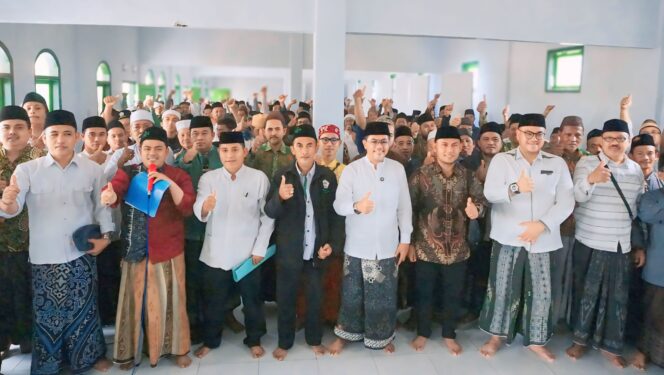 
					DEKLARASI: Ratusan guru Madin gelar deklarasi dukungan untuk Gus Haris - Ra Fahmi dan nyatakan siap perangi potensi terjadinya politik uang di Pilkada Probolinggo 2024. (foto: Moh. Rochim).
