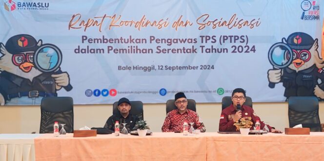 
					RAKOR: Ketua Bawaslu Kota Probolinggo, Johan Dwi Angga (pegang mic) saat memberikan pengarahan dalam Rapat Koordinasi dan Sosialisasi Pembentukan Pengawas TPS Pilkada 2024. (foto: Hafiz Rozani).
