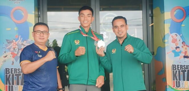 
					BERPRESTASI: Ketua KONI Kota Probolinggo, Rahardian Juniardi dan Ketua Cabor PODSI, Sugito Prasetyo bersama atlet dayung yang mendapat medali perak Apriyanto (tengah)  (foto: Istimewa)
