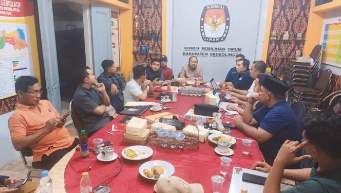 
					LADK: Suasana penyetoran LADK kedua Paslon di Kantor KPU Kabupaten Probolinggo, Selasa (24/9/24) malam. (istimewa)