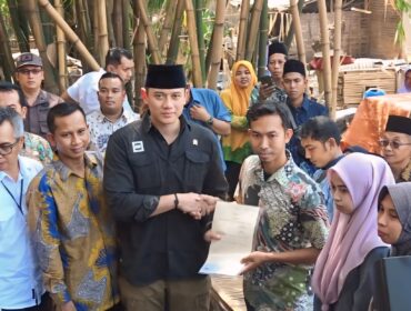 Menteri Agraria dan Tata Ruang/Kepala Badan Pertanahan Nasional (ATR/BPN), Agus Harimurti Yudhoyono (AHY) menyerahkan 52 sertipikat tanah elektronik di Pasuruan.