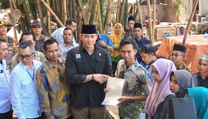 
					Menteri Agraria dan Tata Ruang/Kepala Badan Pertanahan Nasional (ATR/BPN), Agus Harimurti Yudhoyono (AHY) menyerahkan 52 sertipikat tanah elektronik di Pasuruan.