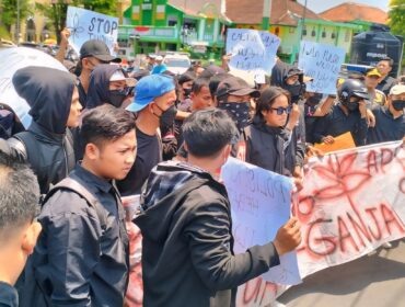 Puluhan massa yang tergabung dalam Pemuda Lumajang Bergerak mendesak Polres Lumajang menuntaskan kasus ganja.