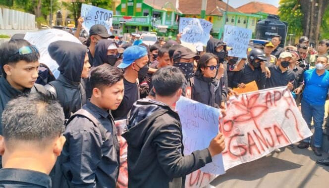 
					Puluhan massa yang tergabung dalam Pemuda Lumajang Bergerak mendesak Polres Lumajang menuntaskan kasus ganja.