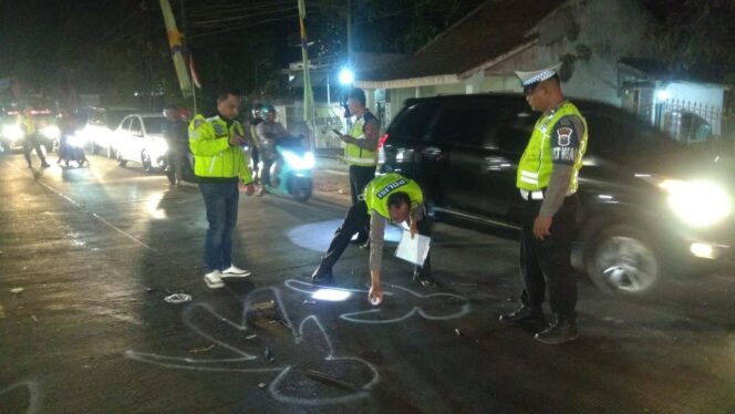 
					OLAH TKP: Anggota Satlantas Polres Probolinggo melakukan olah TKP di lokasi terjadinya kecelakaan. (foto: Hafiz Rozani).
