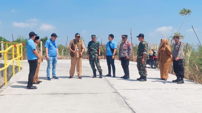 
					DIRESMIKAN: Peresmian pembangunan jalan desa yang dihadiri Dirut PT. BJB Yuwie Santoso dan Forkopimka Kecamatan Tongas dan Lumbang, Kabupaten Probolinggo. (foto: Hafiz Rozani)
