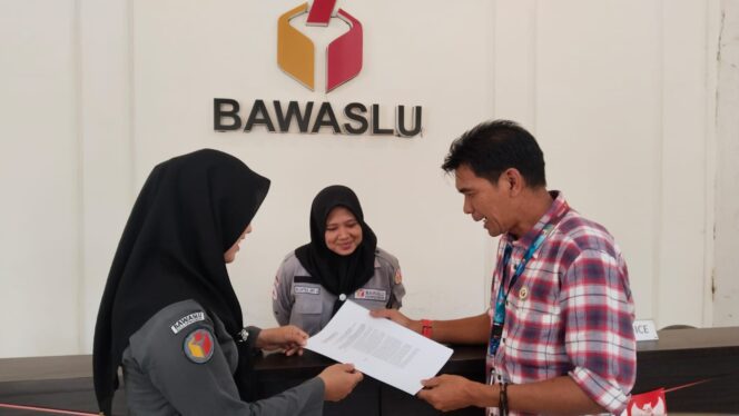 
					Komisioner Bawaslu Kabupaten Pasuruan memeriksa berkas dugaan pelanggaran yang dilakukan PPDI dan ASN