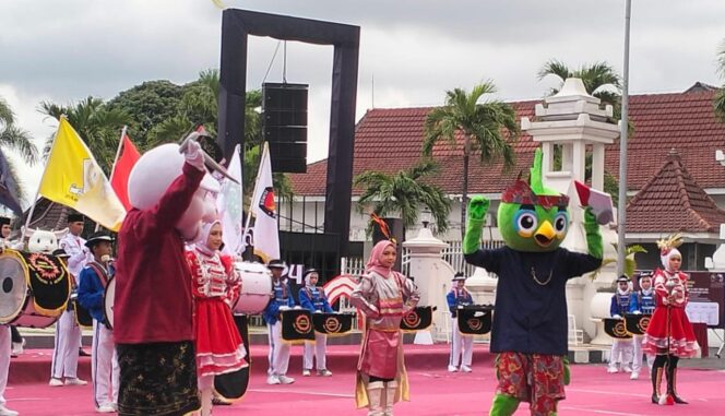 
					Saat tiba di depan Pendopo Arya Wiraraja, Kirab Maskot Si Jalih (Jatim Memilih) Pilkada Jatim 2024 diiringi dengan pertunjukan kolosal runtuhnya kerajaan Lumajang.