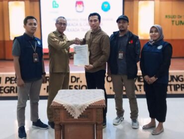 TERIMA: Ketua KPU Kota Probolinggo, Rafdan Faisal bersama Komisioner Bawaslu Kota Probolinggo, saat menerima hasil tes medis bapaslon di RSUD dr. Soetomo Surabaya. (istimewa)
