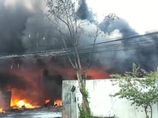 TERBAKAR: Pemadam kebakaran berupaya memadamkan api yang melalap gudang plastik di Purwosari Pasuruan. (foto: Moh. Rois)
