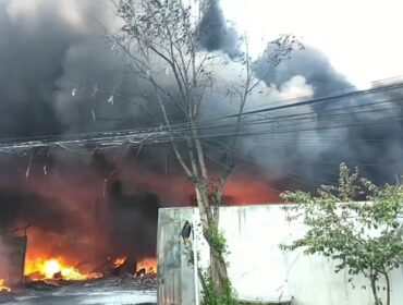 TERBAKAR: Pemadam kebakaran berupaya memadamkan api yang melalap gudang plastik di Purwosari Pasuruan. (foto: Moh. Rois)
