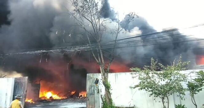 
					TERBAKAR: Pemadam kebakaran berupaya memadamkan api yang melalap gudang plastik di Purwosari Pasuruan. (foto: Moh. Rois)
