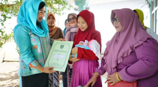 BAGI KADO: Kunjungan Pj. Ketua PKK dan rombongan ke salah satu bayi yang lahir bertepatan dengan Hari Jadi Kota Probolinggo (Istimewa)