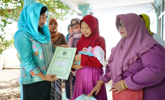 
					BAGI KADO: Kunjungan Pj. Ketua PKK dan rombongan ke salah satu bayi yang lahir bertepatan dengan Hari Jadi Kota Probolinggo (Istimewa)