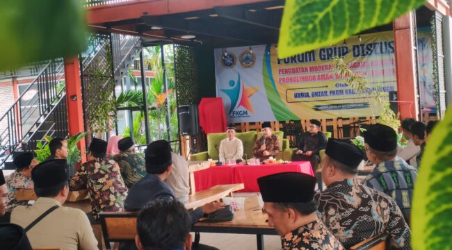 FGD: Forum Komunikasi Guru Madrasah (FKGM) Kabupaten Probolinggo saat gelar FGD moderasi beragama, Sabtu (7/9/24) siang. (foto: Moch. Rochim).